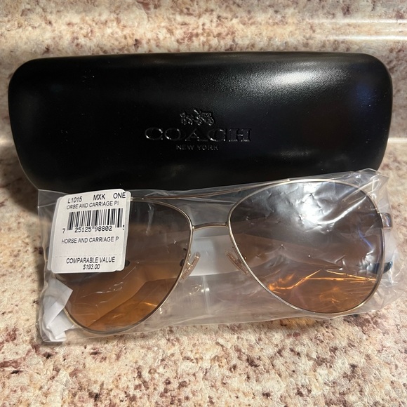 COACH Horse and Carriage Pilot Sunglasses Light Gold and Black NWT - Picture 1 of 7